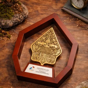 plakat frame kayu gunungan penghargaan 2025 on top